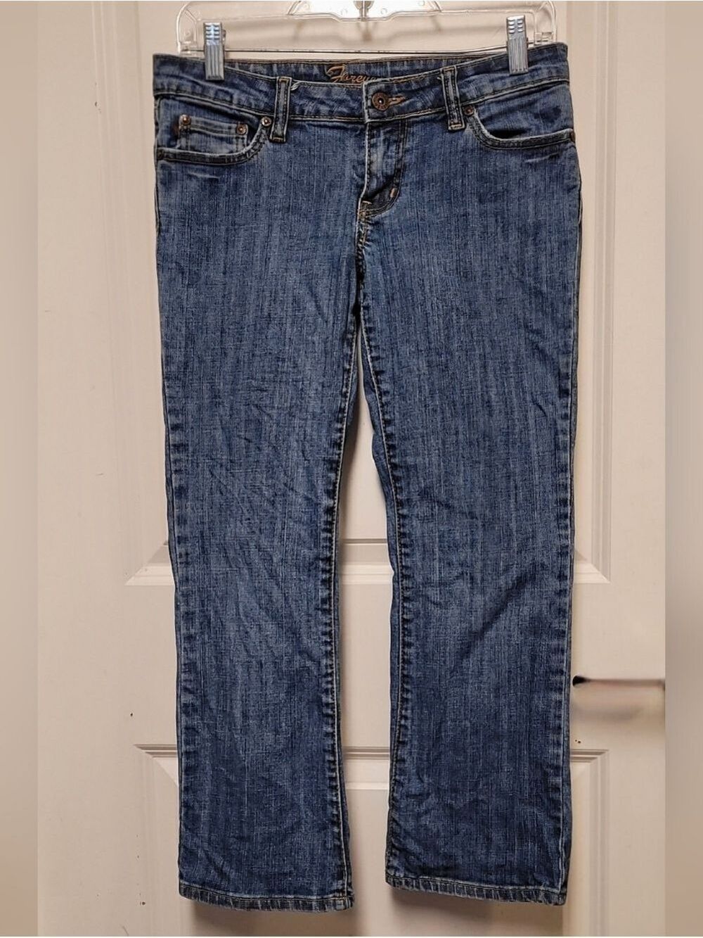 Forever 21 Women's Straight Leg Jeans in Medium Blue